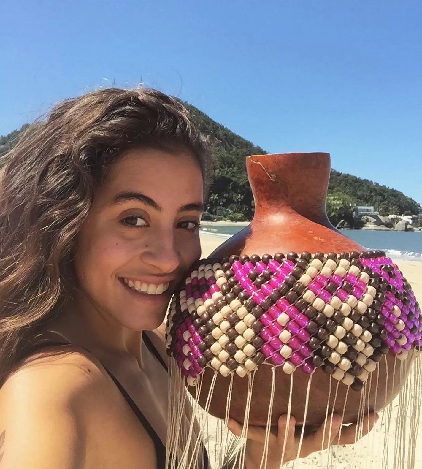 Aluna mostrando o Agbê que fez no curso